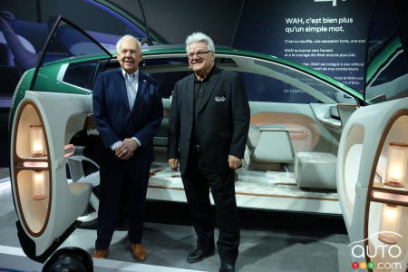 The Hyundai Seven Concept, accompanied by Yvan Cournoyer and Marcel Dionne